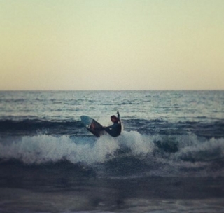 disfrutando del surf en la costa brava